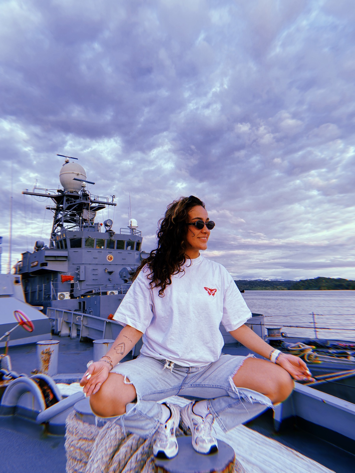 Nadia en meditación al atardecer, sobre el agua.