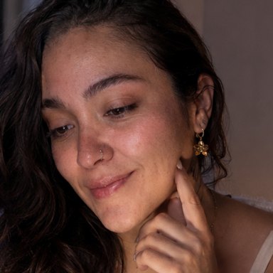 Nadia en la cama con el celular en la mano